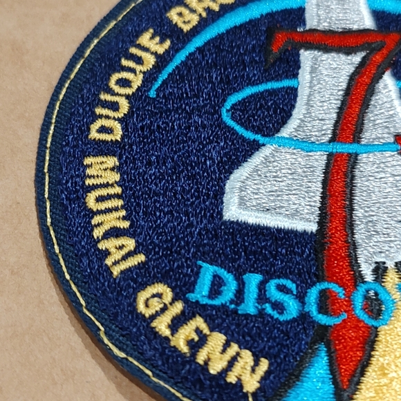 Collectible NASA 4" patch featuring the names of seven astronauts and space - Picture 6 of 7